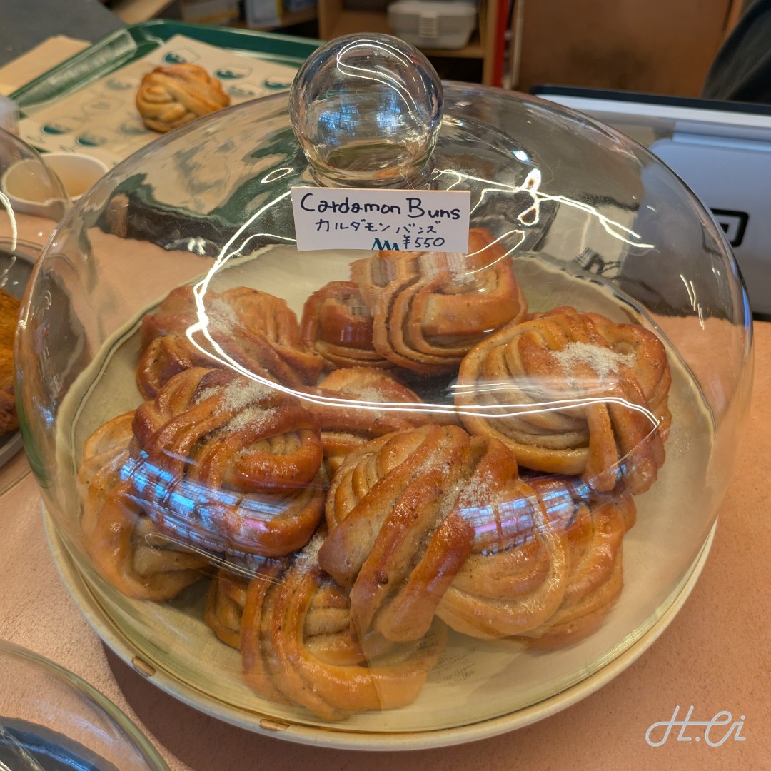 Massif（マッシーフ）のカルダモンロール